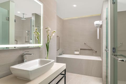 Junior Suite | Bathroom | Free toiletries, hair dryer, bidet, towels