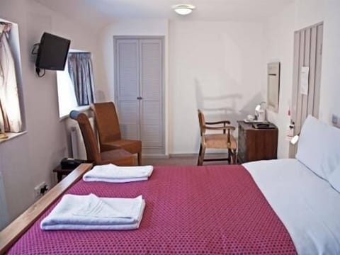 Classic Room, 1 King Bed, Ensuite (Room 2) | Desk, iron/ironing board, free WiFi, bed sheets