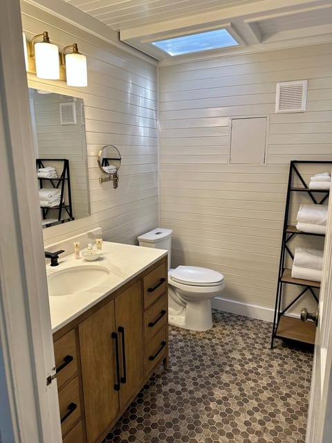 Suite, 1 King Bed (Railcar) | Bathroom | Shower, designer toiletries, hair dryer, towels