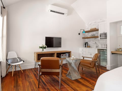 Deluxe Room, 1 King Bed | Television