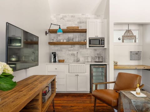 Deluxe Room, 1 King Bed | Microwave