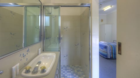 Standard Twin Unit | Bathroom | Free toiletries, hair dryer, towels