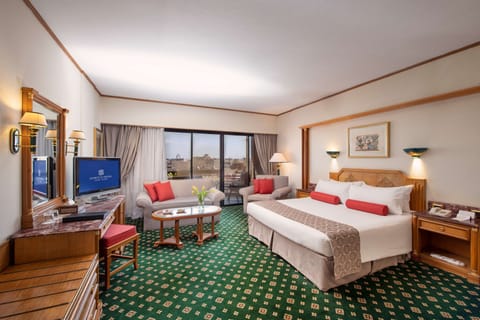 Junior Suite City / Side Nile View | Minibar, in-room safe, desk, soundproofing
