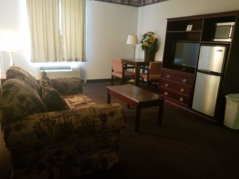 King Living Room Suite Non Smoking | 1 bedroom, desk, blackout drapes, iron/ironing board