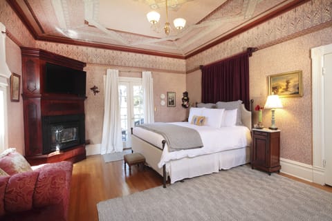 Executive Room, 1 King Bed | Egyptian cotton sheets, premium bedding, down comforters