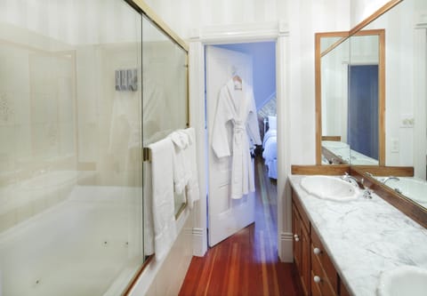 King Room | Bathroom | Free toiletries, hair dryer, bathrobes, towels