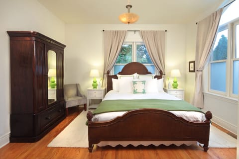 Executive Room | Premium bedding, iron/ironing board, free WiFi