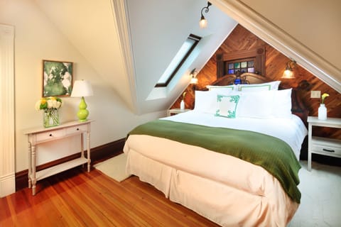King Room | Premium bedding, iron/ironing board, free WiFi