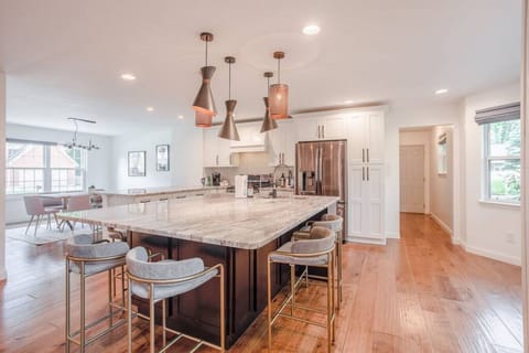 Seating for 5 at island