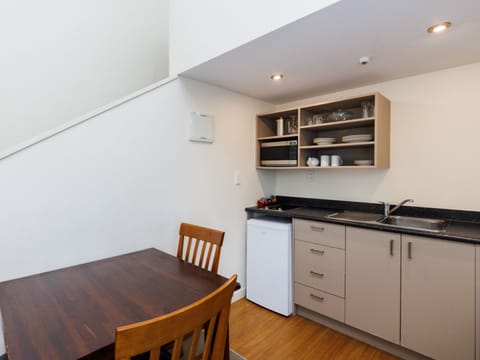 Family Split Level, One Bedroom, Non Smoking, Kitchenette | Private kitchenette | Fridge, microwave, stovetop, coffee/tea maker