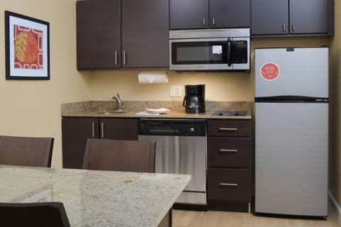 Full-size fridge, microwave, stovetop, dishwasher