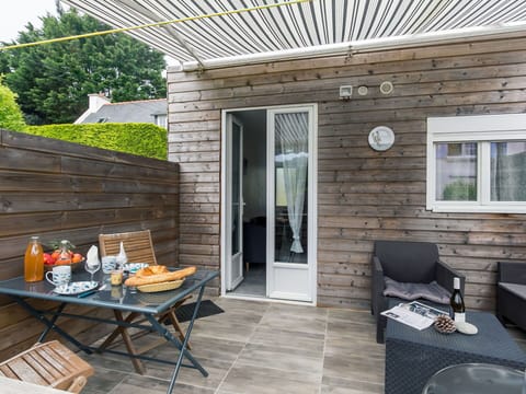 Furniture, Table, Window, Chair, Building, Shade, Wood, Brickwork, Brick, Architecture