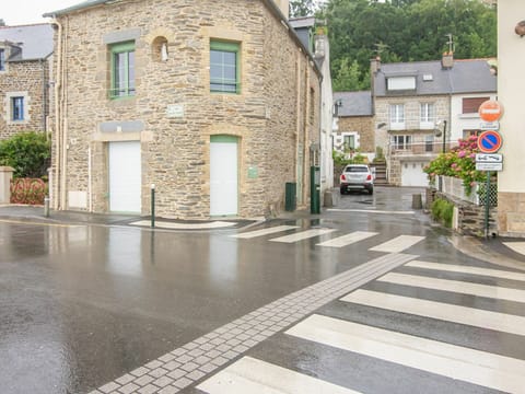 Building, Wall, Window, House, Residential Area, Facade, Neighbourhood, Home, Architecture, Roof