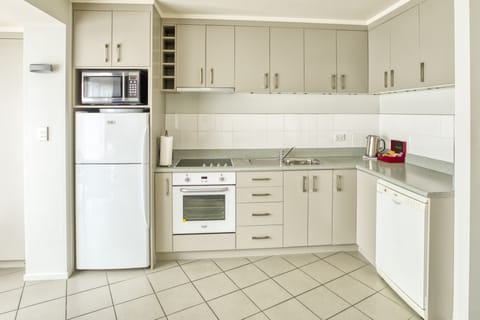 Full-size fridge, microwave, oven, stovetop