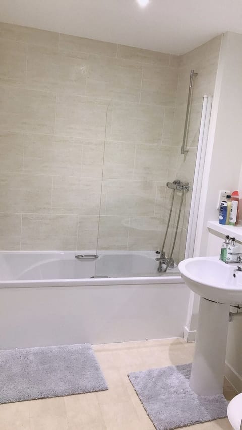 Apartment | Bathroom | Combined shower/tub, deep soaking tub, hair dryer, towels