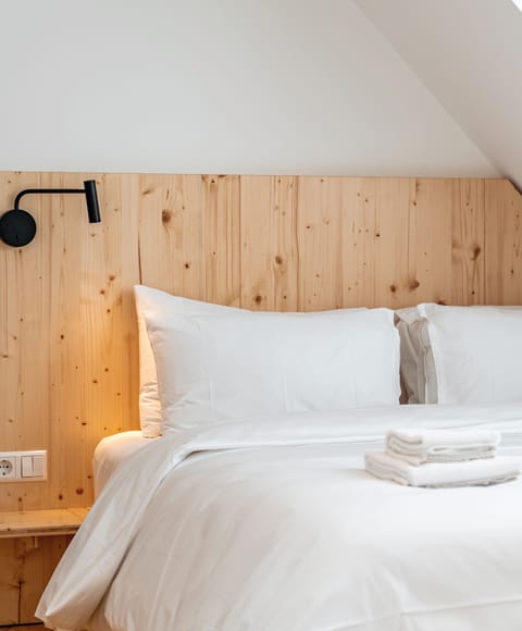 Check-in/check-out kiosk