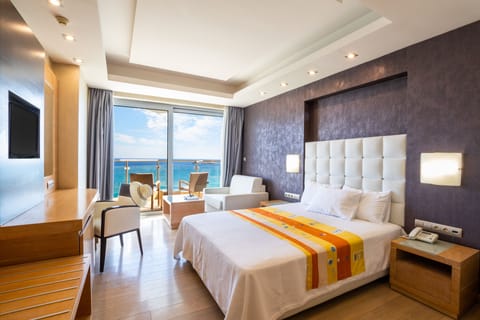 Standard Room, Sea View | Minibar, in-room safe, desk, soundproofing