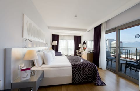 V Casual Suite | Minibar, in-room safe, free cribs/infant beds, free rollaway beds