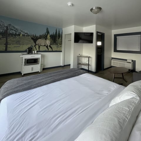 Signature Room, 1 King Bed with Sofa bed, Non Smoking, Mountain View | Individually decorated, free WiFi, bed sheets