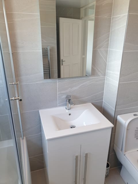 House | Bathroom | Combined shower/tub, deep soaking tub, free toiletries, hair dryer