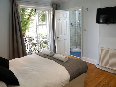 Double Room, Ensuite (Room 4) | Premium bedding, iron/ironing board, free WiFi, bed sheets