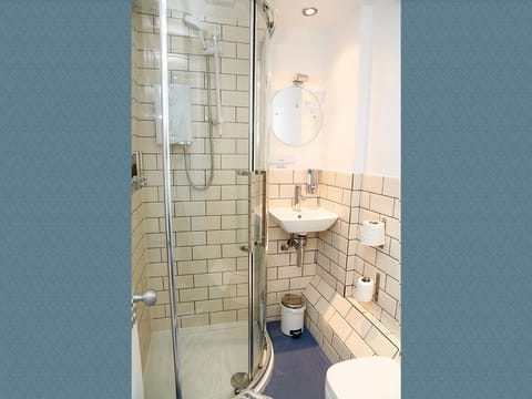 Double Room, Ensuite (Room 8 - 3rd Floor) | Bathroom | Hair dryer, towels