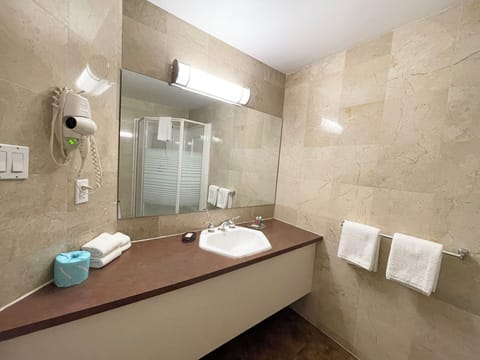 Junior Room | Bathroom | Hair dryer, towels, soap, shampoo