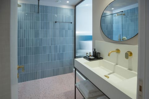 Superior Double or Twin Room | Bathroom | Shower, rainfall showerhead, eco-friendly toiletries, hair dryer