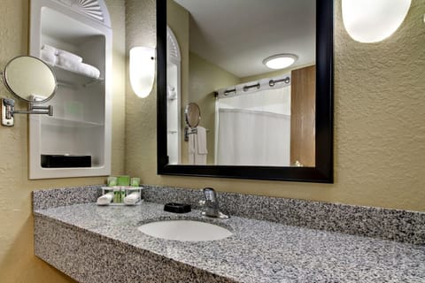 Combined shower/tub, hair dryer, towels