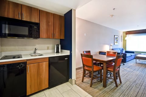 Suite, 1 Bedroom, Kitchenette | Private kitchenette | Fridge, microwave, coffee/tea maker, electric kettle