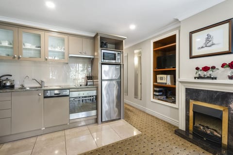 Garden Suite | Private kitchen | Fridge, microwave, oven, stovetop