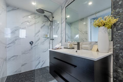 Kupe Suite | Bathroom | Hair dryer, bathrobes, slippers, towels