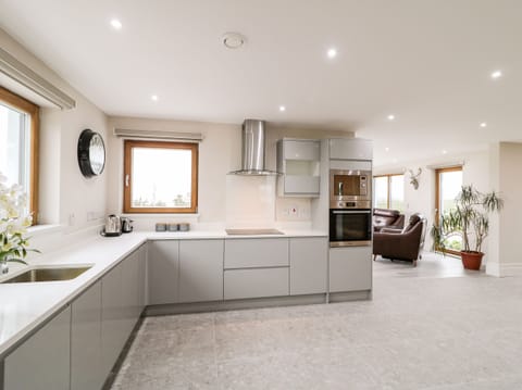 Cottage | Private kitchen | Dishwasher, electric kettle, toaster, cookware/dishes/utensils