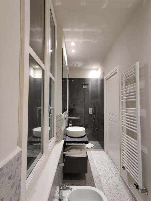 Luxury Room | Bathroom | Shower, rainfall showerhead, designer toiletries, hair dryer