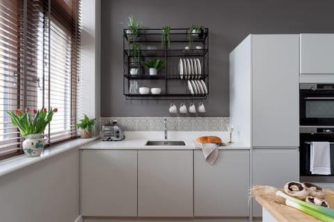 Fresh Escapes - Exeter City Centre Apartment, Cathedral Yard Sleeps 4