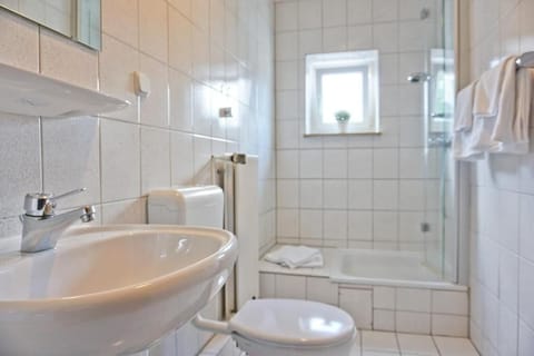 Deluxe Double Room | Bathroom | Shower, hair dryer, towels, soap