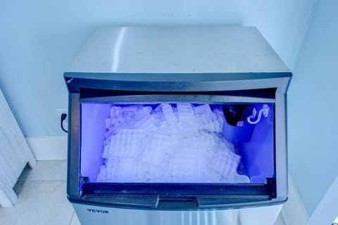 Commercial Grade Ice Maker for your coolers on the beach
