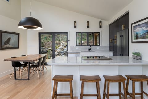 Sleek kitchen & dining areas w/breakfast bar seating for 4.