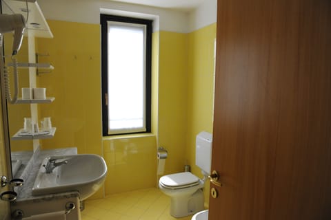 Standard Double or Twin Room | Bathroom | Shower, rainfall showerhead, bidet, towels