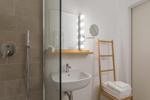 Room, 1 Bedroom, Balcony, Garden View | Bathroom amenities