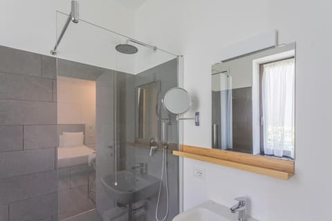 Room, 1 Bedroom, Balcony, Garden View | Bathroom amenities