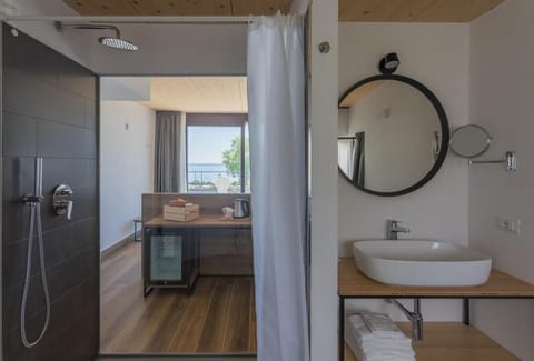 Room, 1 Bedroom, Balcony, Garden View | Bathroom amenities