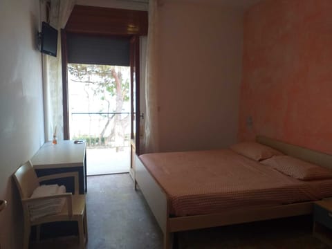 Room, 1 Bedroom, Accessible, Smoking | 1 bedroom