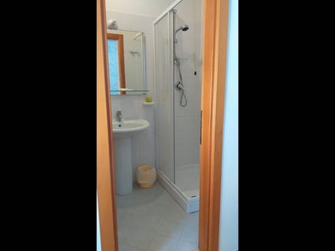 Room, 1 Bedroom, Accessible, Smoking | Bathroom | Combined shower/tub, towels