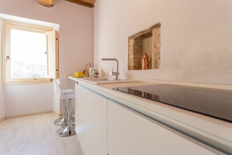 Altra vista della zona cucina