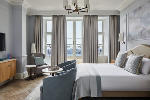 Grand Room, 1 King Bed, Sea View | Premium bedding, in-room safe, desk, laptop workspace