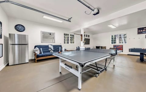 Game room w/ Ping Pong!