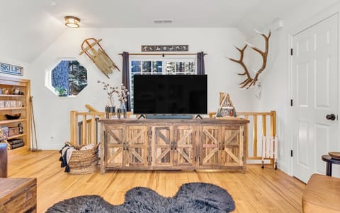 Upstairs Livingroom w/ TV, DVD Player, & Bose stereo system