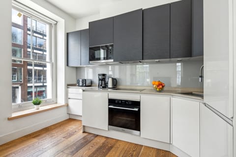 City Apartment, 3 Bedrooms, Non Smoking, City View | Private kitchen | Full-size fridge, microwave, oven, stovetop