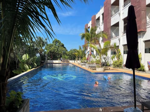 Outdoor pool, sun loungers